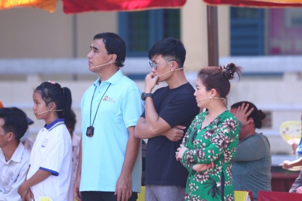 Diễn viên Kiều Linh và ca sĩ Thiên Vương bỏ tiền túi tặng trẻ em mồ côi tại Mái ấm gia đình Việt