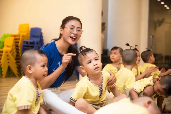 Top 2 Hoa hậu Hoàn vũ Việt Nam – Miss Cosmo Vietnam 2023 trao tặng phần quà ý nghĩa cho các em nhỏ tại Mái ấm Chúc Từ (TP.HCM)