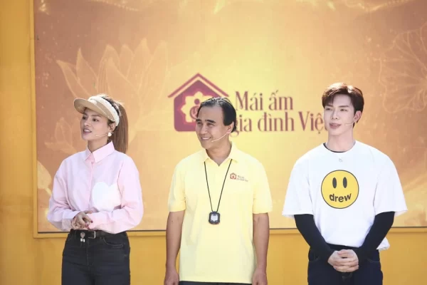 Mái ấm gia đình Việt: Siêu mẫu Vũ Thu Phương và ca sĩ Erik xúc động khi chứng kiến hoàn cảnh của em nhỏ mồ côi
