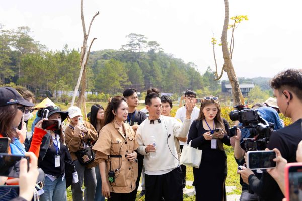 Lý Hải – Minh Hà trở thành hướng dẫn viên dẫn du khách tham quan phim trường Lật Mặt 7