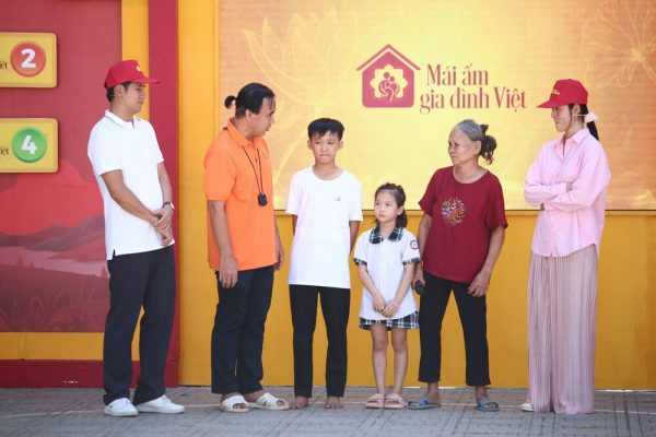 Mái ấm gia đình Việt: Diễn viên Thanh Thức và Diệp Bảo Ngọc xúc động khi chứng kiến hoàn cảnh của em nhỏ mồ côi